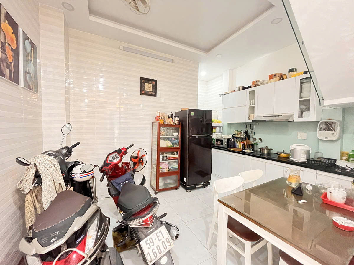 GIÁ MỀM NHẤT TÂN BÌNH : (P5) Cách Mạng Tháng 8 - 7.5 tỷ -Kết cấu: trệt, 2 lầu BTCT,  st, 4pn , 4wc - Diện tích: 4.4 x10.6 - TEL: 077 888 5818 CHUYÊN BDS SAI GON