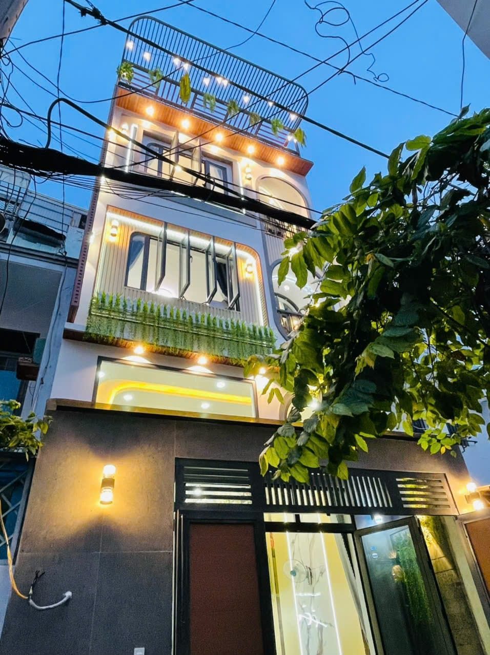 Nhà đẹp khu vực Quận 10, Đường Cách Mạng Tháng 8, Phường 12, DT 70m2, Giá 3tỷ780tr,Cho thuê 28tr, Sổ riêng