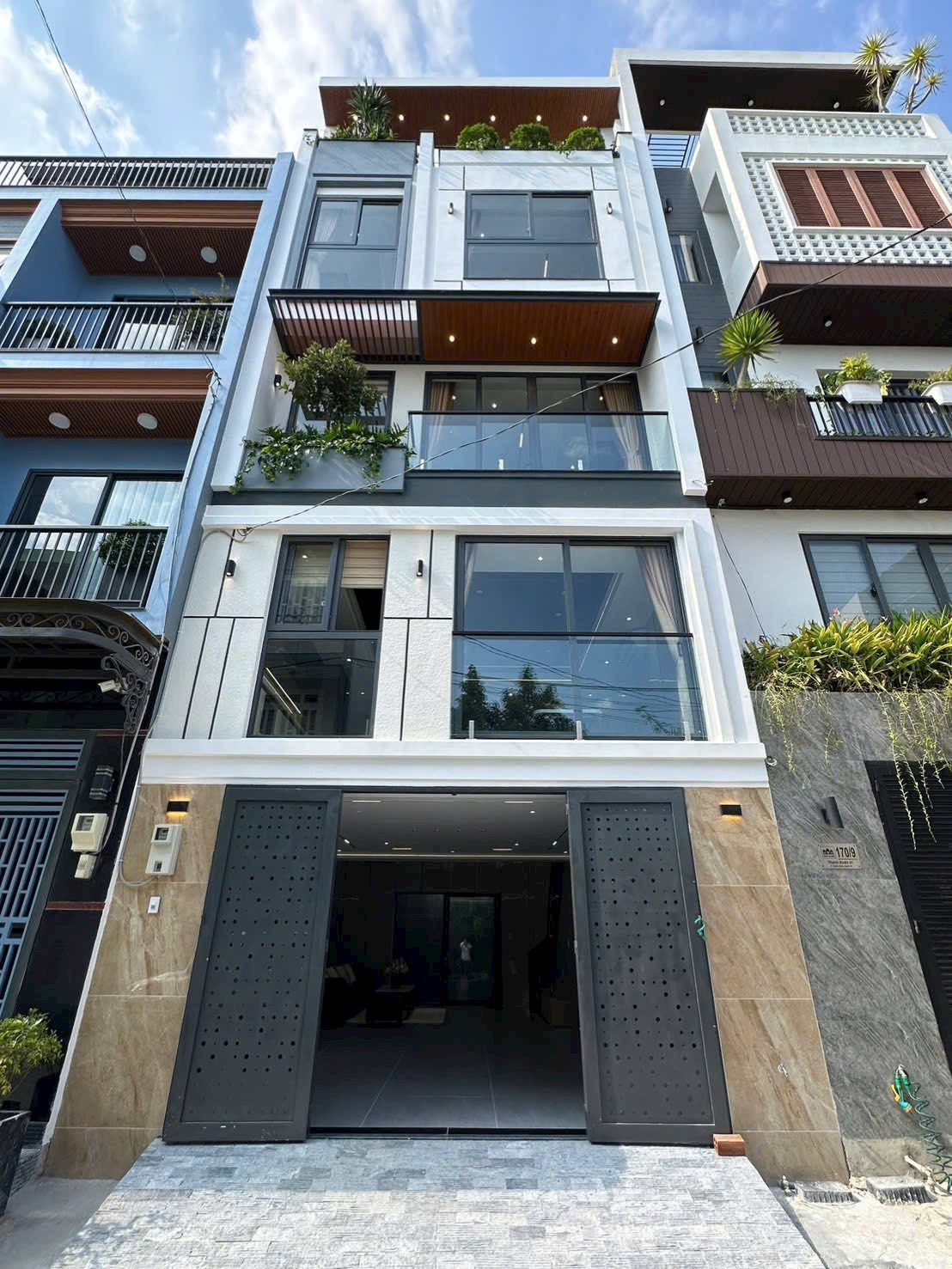Chính chủ cần bán, Đường Cách Mạng Tháng Tám, Phường 11, Quận 3, DT 60.5m2, Giá 3tỷ280triệu, Gía cho thuê 25triệu/tháng, Sổ hồng riêng