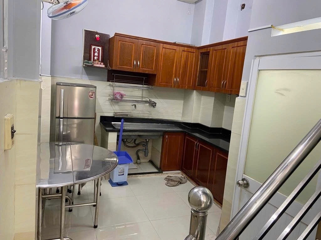 Tặng máy nước nóng, máy lạnh khi cọc 95% nhà Cao Đạt Q5