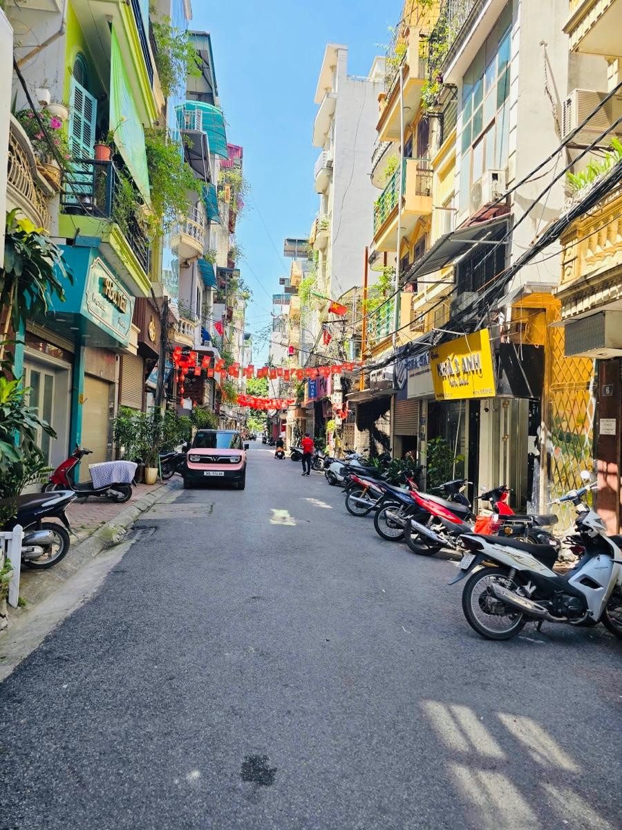 Cát Linh . Mặt ngõ thông. 30m ra MP. Ngay ngã tư Giảng Võ , Cát Linh , Giang Văn Minh. Khu vực dâm trí cao. Tiện ích bạt ngàn. Ở cực sướng