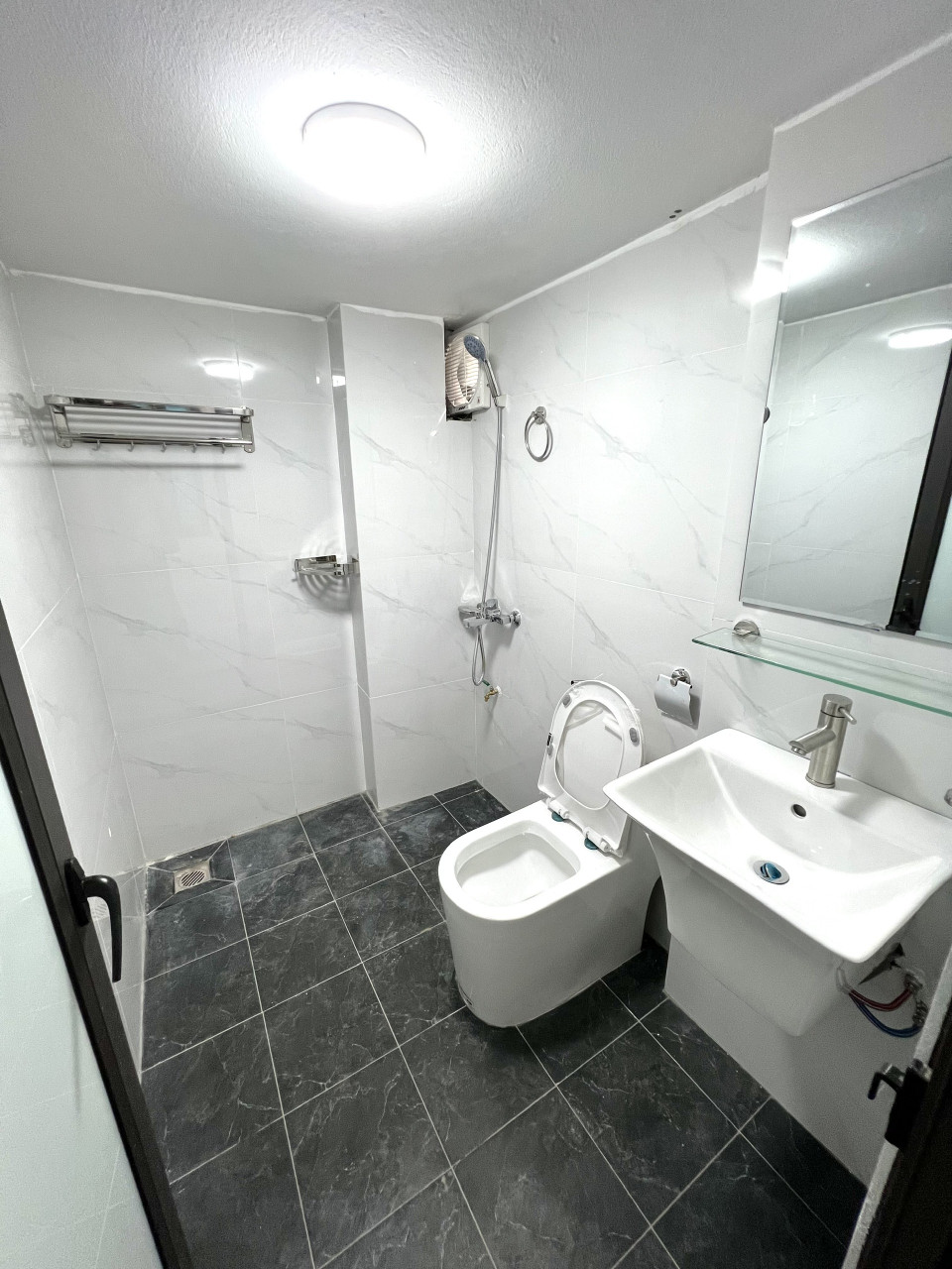 PHÒNG ĐẸP CCMN – FULL ĐỒ – VỊ TRÍ ĐẮC ĐỊA – CHỈ XÁCH VALI VÀO Ở