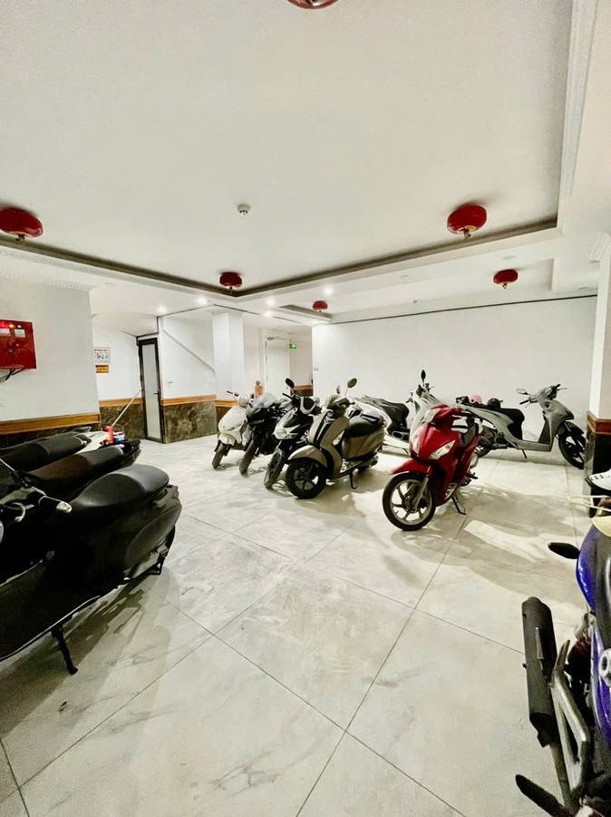 Bán nhà phố Cầu Giấy 7 tầng 

Diện tích: 100m²

 Mặt tiền: Gần 8m Giá bán: 37.5 tỷ dòng tiền hơn 1.8 tỷ/năm