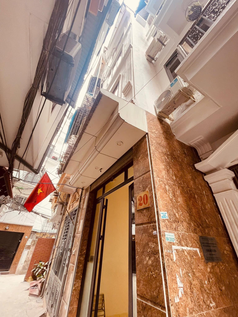 NHÀ ĐẸP Ở NGAY - GẦN Ô TÔ - TRƯỚC CỬA BA GÁC ĐUA - SỔ HOA HẬU