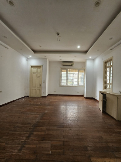 BÁN NHÀ PHỐ NGUYỄN CHÁNH, CẦU GIẤY, LÔ GÓC, ĐƯỜNG RỘNG, Ô TÔ TẢI QUAY ĐẦU TRƯỚC NHÀ, MẶT TIỀN RỘNG HƠN 5M, CÁCH PHỐ 30M.