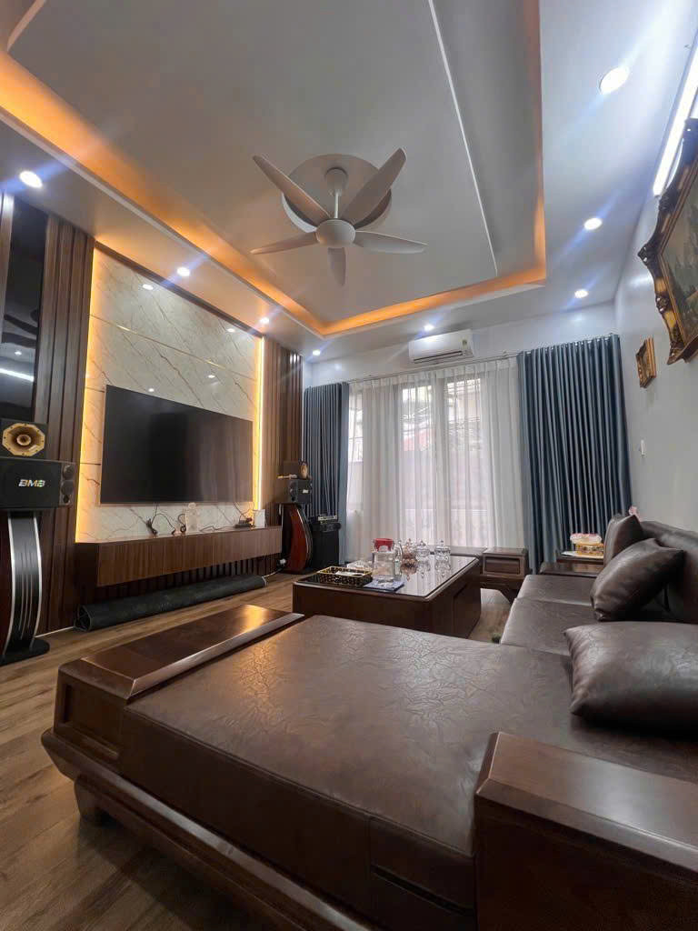 Bán nhà KIm Mã , Ba Đình , HN . DT 60M2 , 5T,  MT 4.5M . Giá 15 tỷ