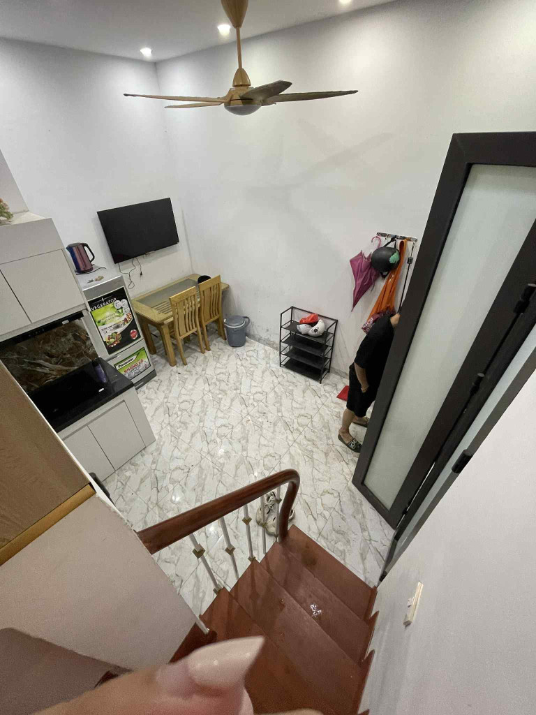 Cho thuê nhà ngõ chợ Khâm Thiên, 4 tầng x 20m2, 3 ngủ, 10 Triệu (đóng 1 cọc 1)