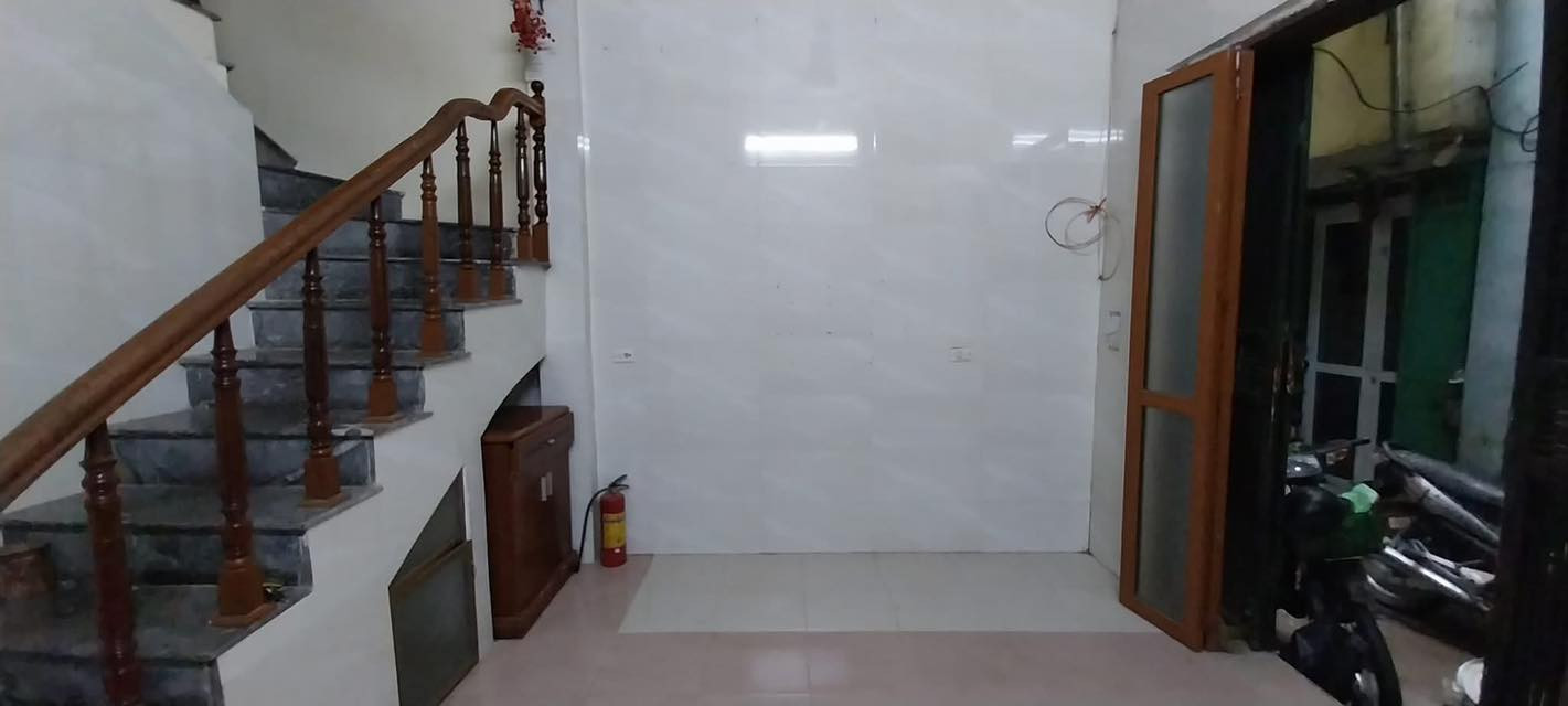 Cho thuê nhà ngõ 155 Chợ Khâm Thiên, 3 tầng x 35m2, 3 PN, 9.8 Triệu