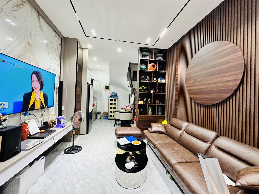 NHÀ ĐẸP CHU HUY MÂN - HÀNG XÓM VINHOMES -SÀI ĐỒNG- NỘI THẤT ĐẸP- SÁT Ô TÔ TRÁNH - KV HIẾM NHÀ BÁN.
