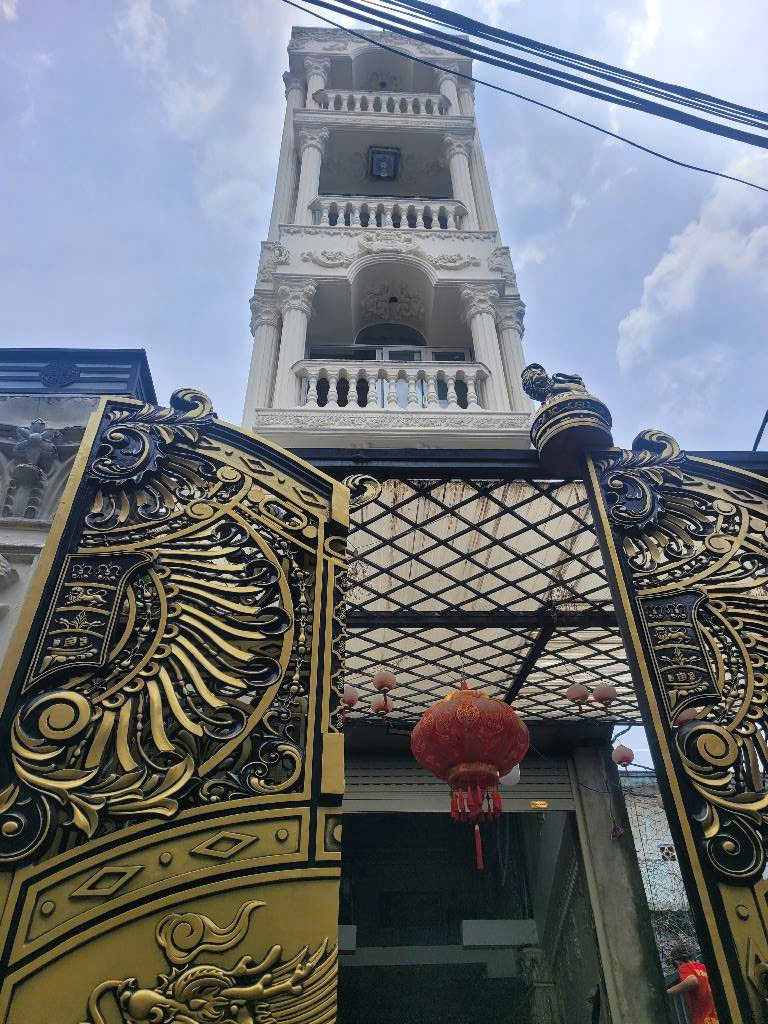 Chủ nhà cần bán gấp căn nhà 5 tầng , 11 phòng ngủ có nhà vệ sinh trong phòng , dòng tiền 40 – 50 triệu/tháng .
Vị trí cực kỳ vip vài phút ra chợ Bình Tây , sát bên là quận 5 , đầu tư sinh lời , dể dàng cho thuê làm căn hộ dịch vụ 
Diện tích công nhận 99