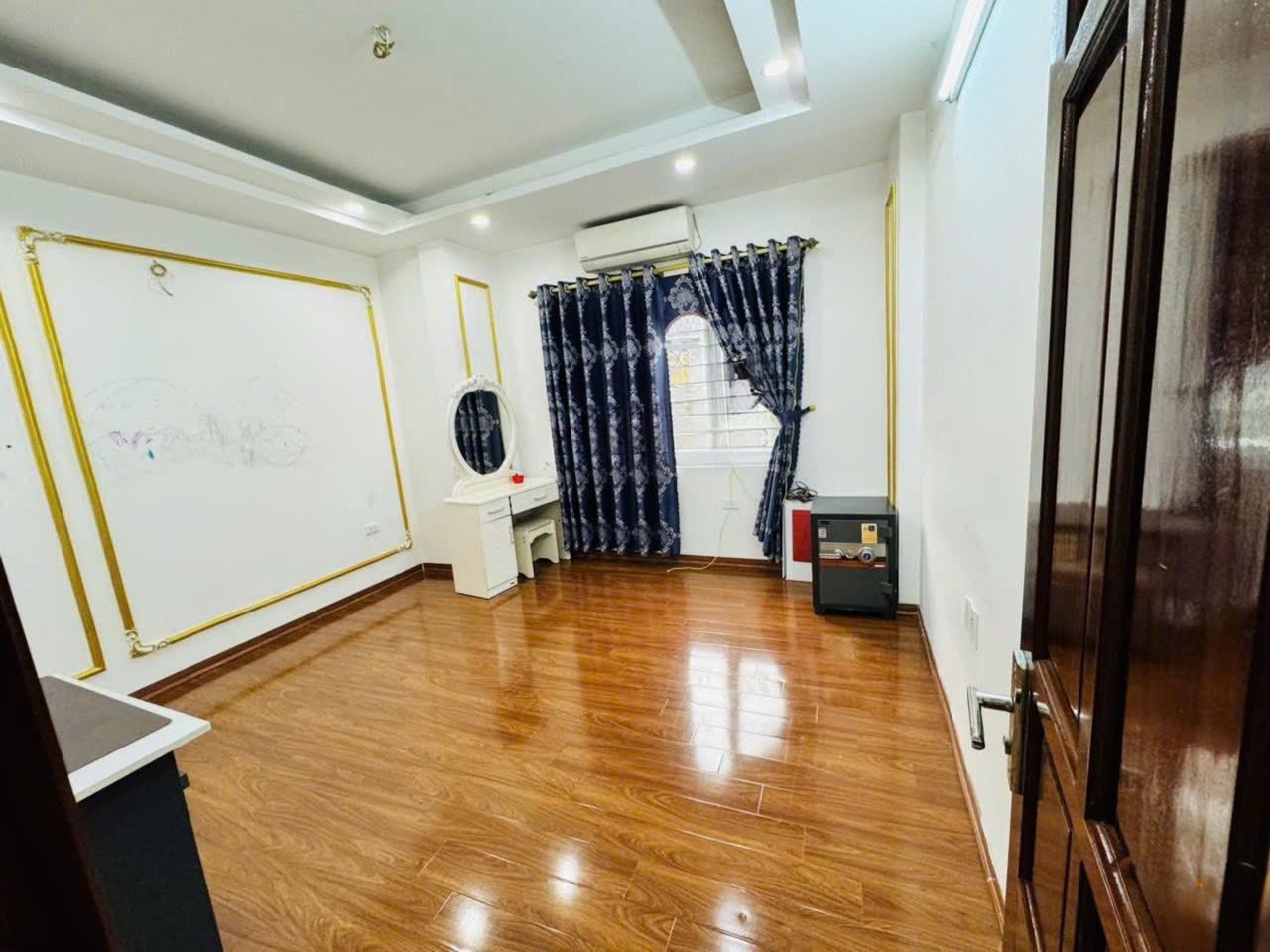 Cho thuê nhà Phố Chùa Bộc 4 tầng x 45m2, 4 ngủ, 15 Triệu/tháng