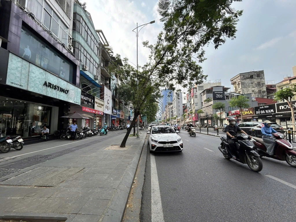 BÁN NHÀ MẶT PHỐ CHÙA BỘC, ĐỐNG ĐA - 52M² - MT 6.2M - VỈA HÈ RỘNG - KINH DOANH -GIÁ 38.5 TỶ