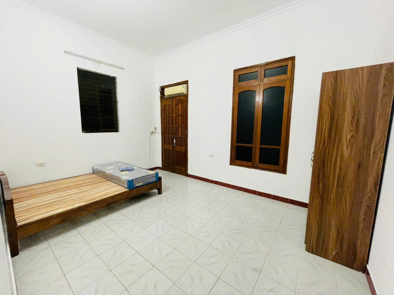 Cho thuê nhà nguyên căn ngõ Đường Láng, Phường Láng Hạ, Đống Đa. DT 32m x 4 tầng giá 10.5tr
