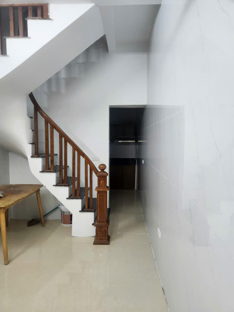 Cho thuê nhà nguyên căn ngõ 506 Láng, 33m2x4 tầng 3 ngủ.1 wc. 9 triệu/tháng