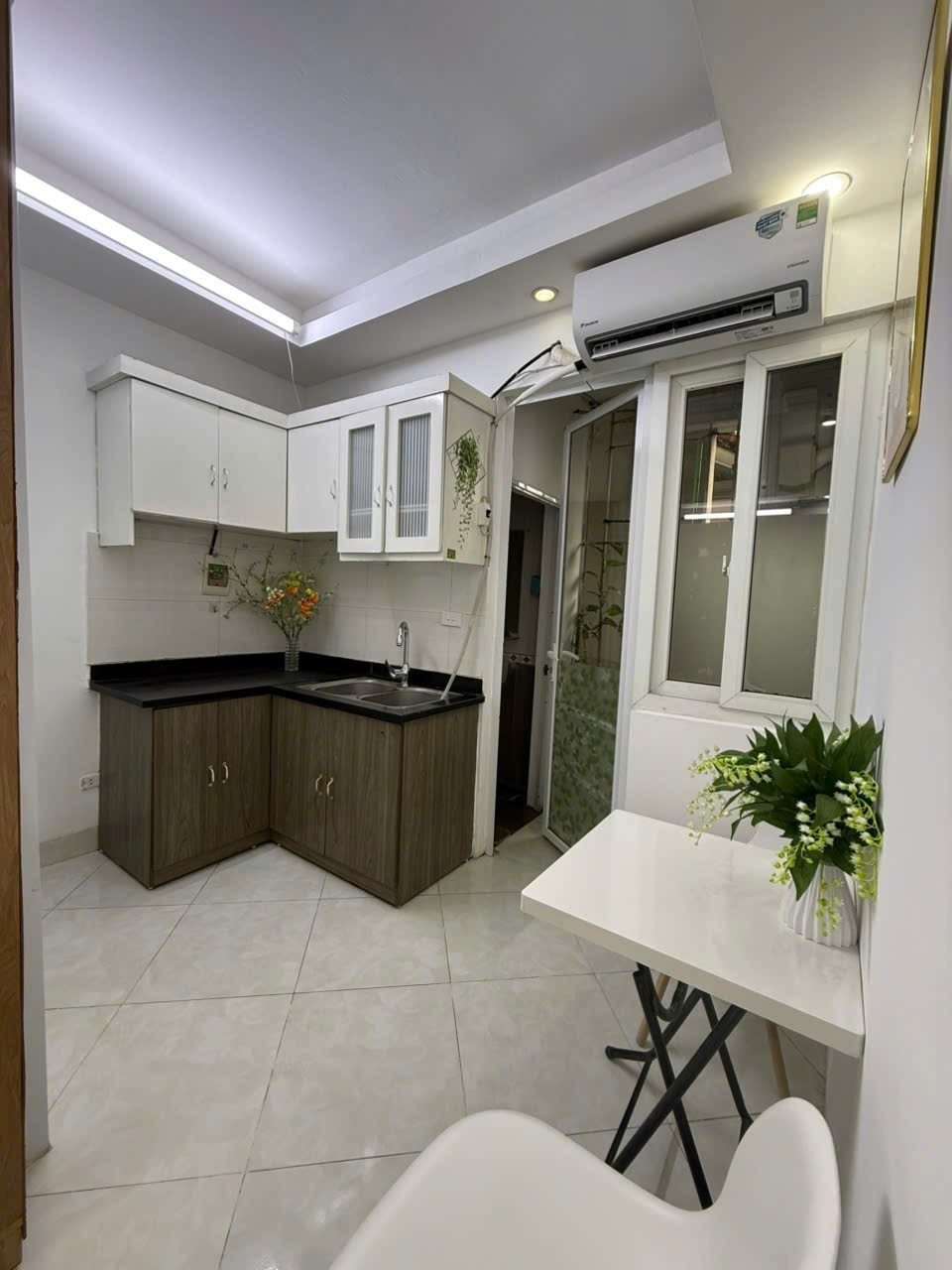 Chỉ hơn 1 tỷ! Bán căn hộ chung cư mini phố Chùa Láng, Đống Đa, nhà đẹp ở luôn