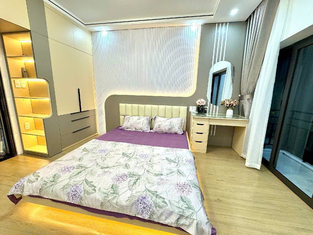 Đường Láng dt 45 m, 4 tầng, 3 ngủ khép kín, vuông vắn, ngõ 3,5 m, 20 m ra mặt phố Láng, vị trí đẹp, nhà dân xây kiên cố, hướng TB. Sát Ngã Tư Sở, ga láng….
Giá chỉ 10,5 tỷ 
Lh em Hoàng 0975948906
