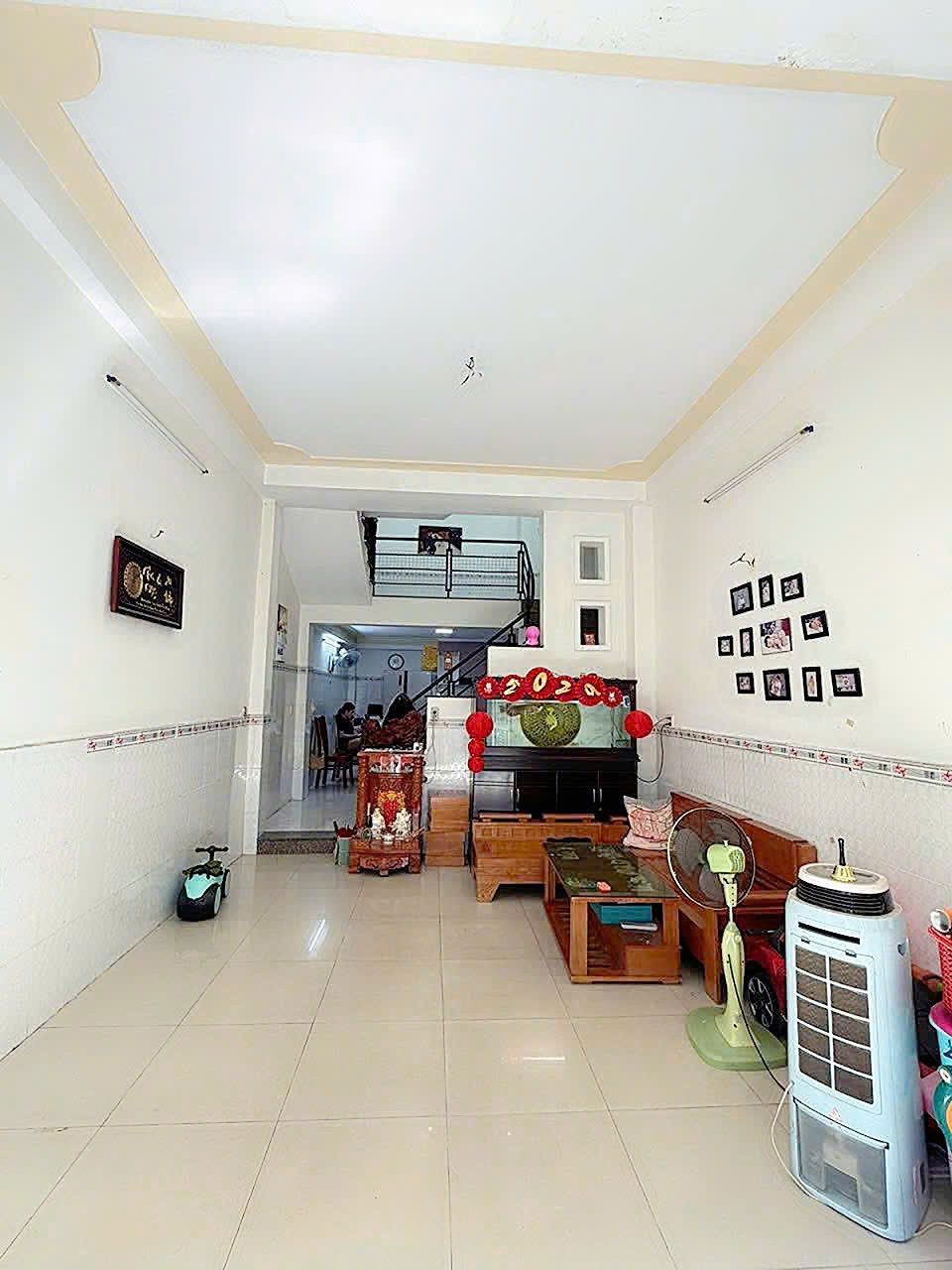Nhà 3 tầng 4PN, ô tô đậu cửa. Đối diện C/c Sơn Kỳ, 5.6 tỷ