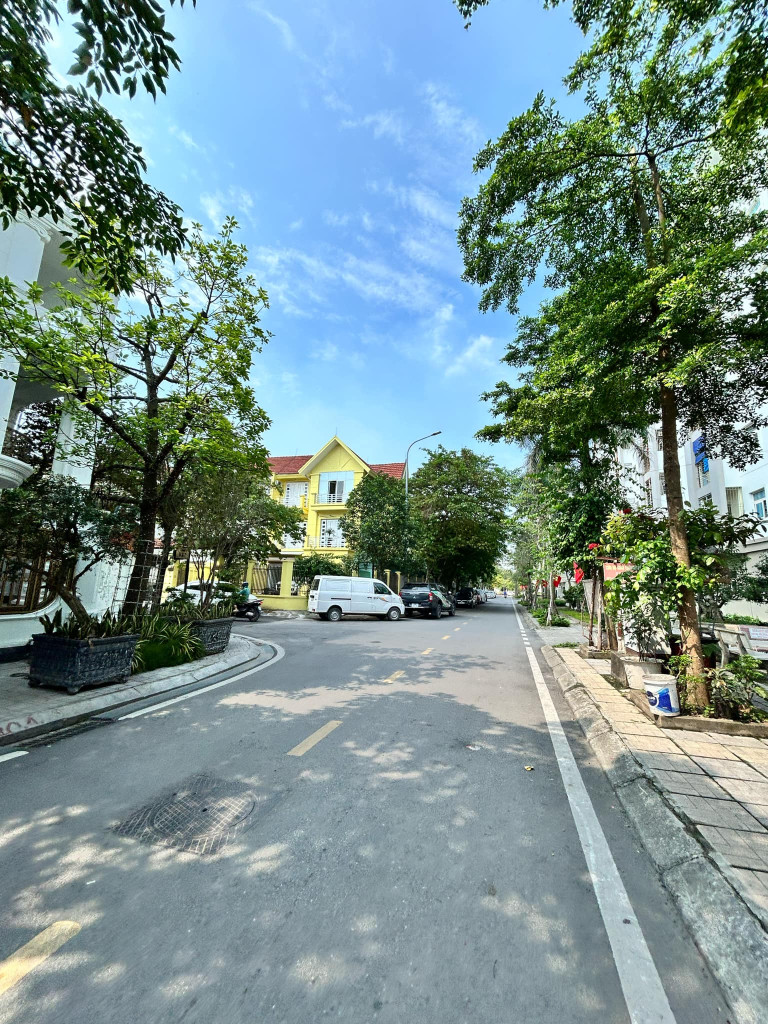 Bán biệt thự khu đô thị Đặng Xá-Gia Lâm, 225m2,4 tầng 2 mặt tiền  view vườn hoa