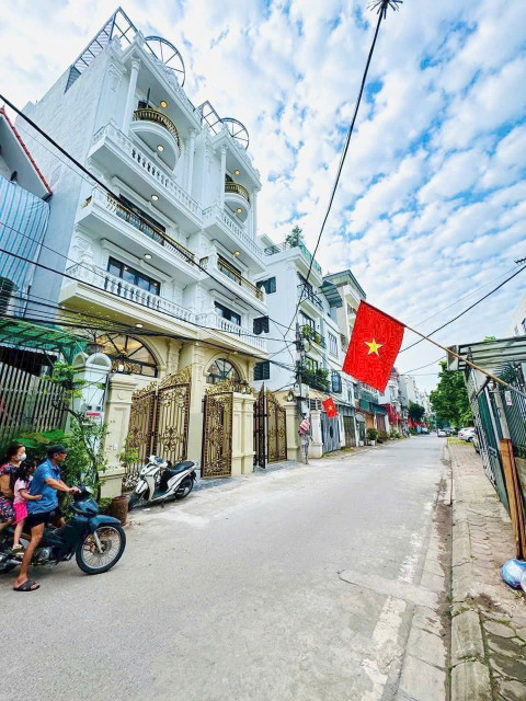 Biệt Thự 80m2 Thạch Bàn – Bát Khối, 7 Tầng Lô Góc Sân Cổng Riêng – 1x tỷ