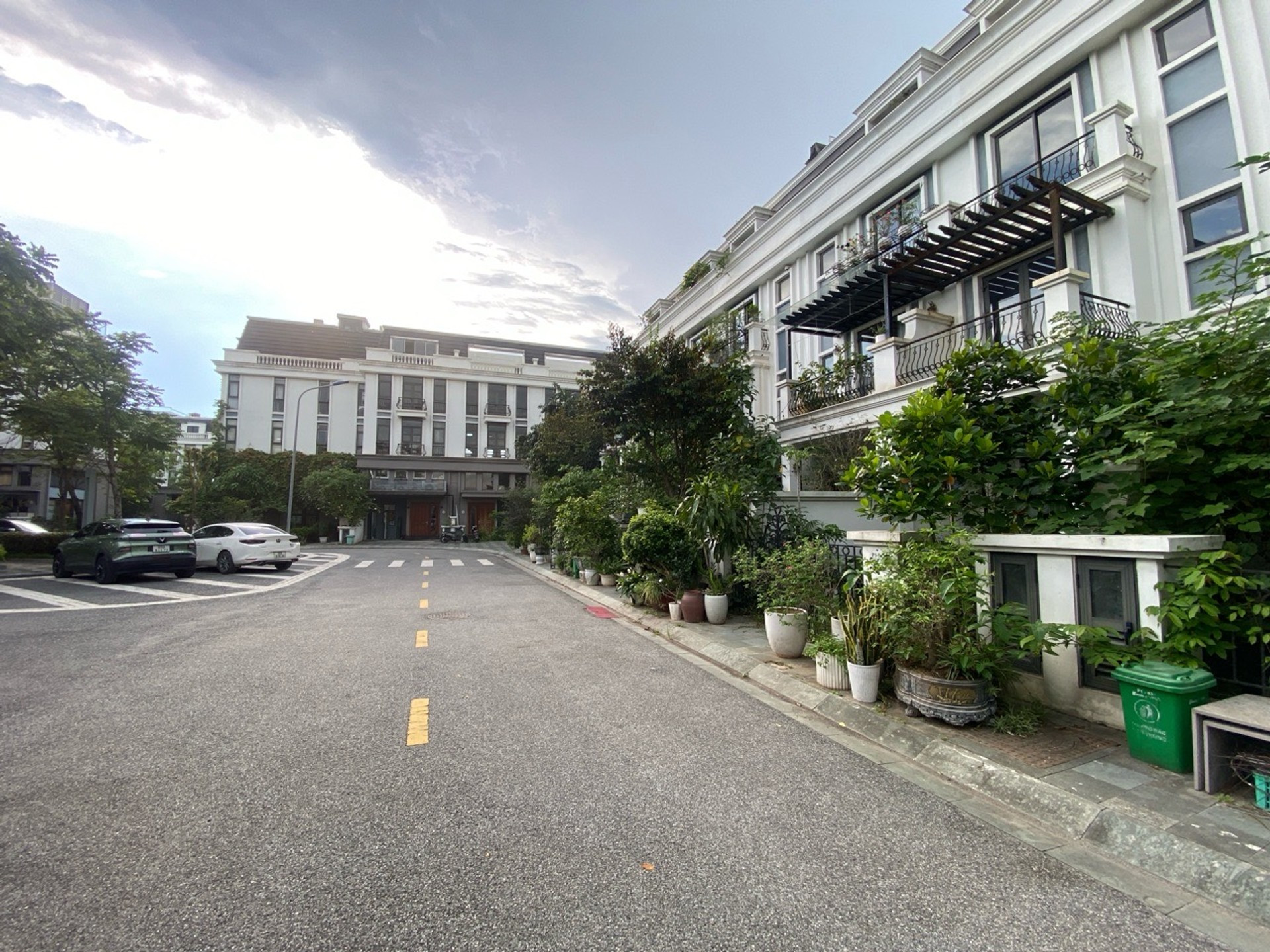 BÁN NHÀ LIỀN KỀ THẠCH BÀN 130M2 - 4 TẦNG THÔ - VIEW VƯỜN HOA - 2X TỶ