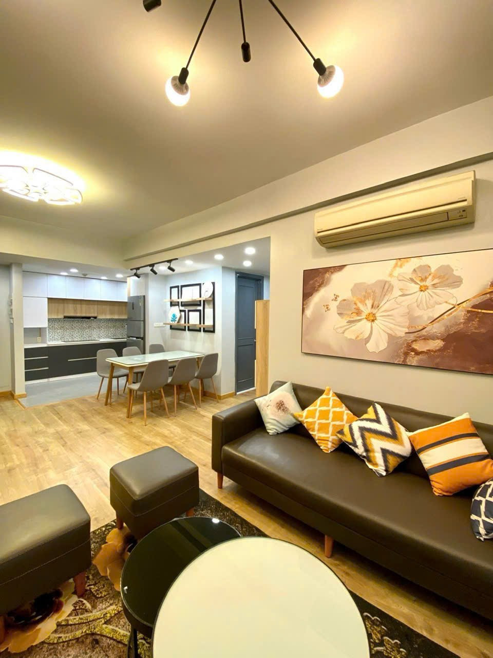 🔥Chính chủ gửi BÁN NHANH căn 92m2, 3PN2VS, giá nhỉnh 45 tỷ bao phí => giá khẳng định rẻ nhất thị trường.
🏠Thiết kế: 3PN-2WC
🏡Diện tích tim tường: 83m2
☘️ Hướng ban công Đông Bắc
🎉View ngắm pháo hoa Vin
🏊 Tiện ích: Trường học, bệnh viện, bể bơi, golf,