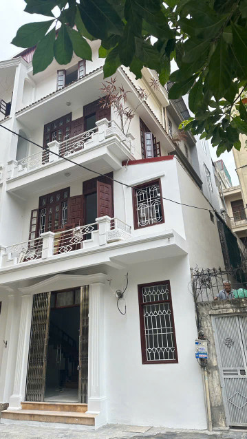 #Việt hưng - Nhà đẹp long lanh - full nội thất sịn sò
 Ô tô đỗ cổng - i Giá chỉ hơn 4.8 tỉ