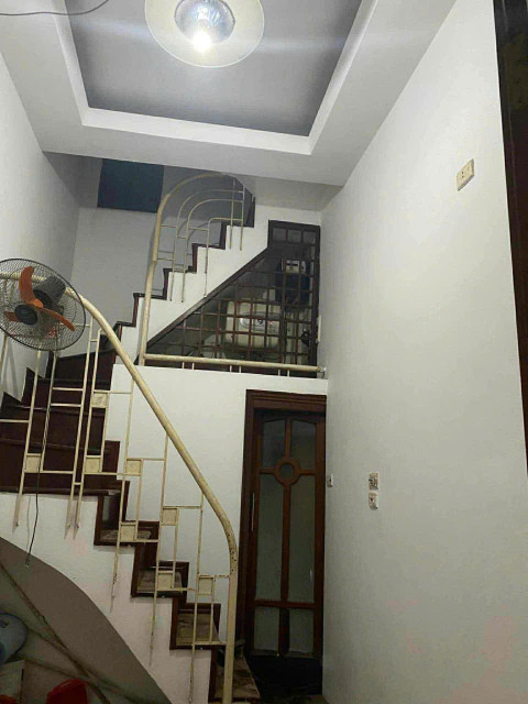 Cho thuê nhà ngõ 19 Cửa Bắc, Trúc Bạch, Ba Đình. DT 20m x 5 tầng, giá 7tr