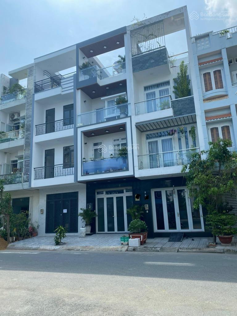 Nhà phố 92.5m2 - giá 13.6 tỷ - đang thu nhập mỗi tháng - đường D1, Q7