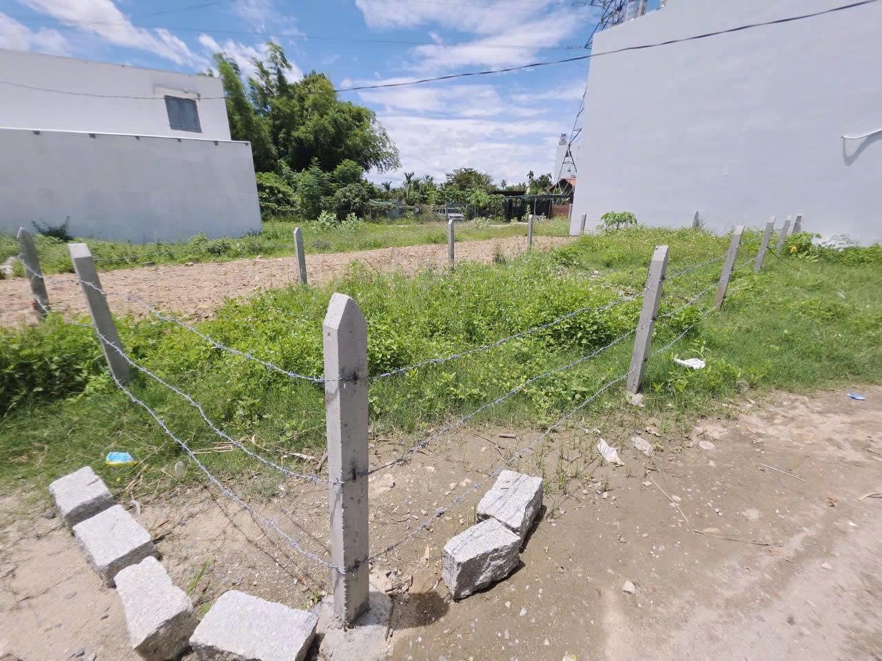 📣 BÁN ĐẤT 77M2 ĐƯỜNG Ô TÔ – GẦN ĐƯỜNG D30, VĨNH HIỆP – TÂY NHA TRANG

📌 Diện tích: 77,3m² (ngang 5,1m)
📌 Hướng: Đông Nam – Sổ hồng, thổ cư 100%
📌 Vị trí đẹp:
✔️ Đường ô tô 7M-10m, thông thoáng
✔️ Cách đường Cầu Ké chỉ 250m
✔️ Cách trục đường D30 và