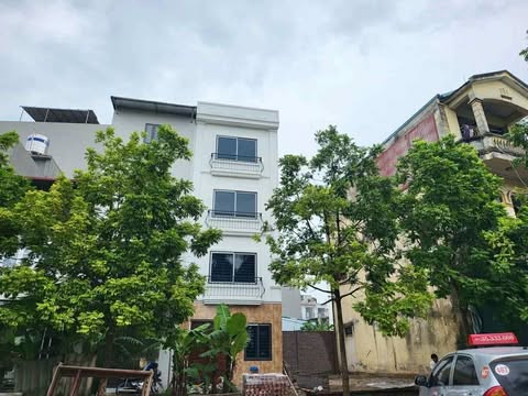 Đại cát ô tô 7 chỗ đỗ cửa, trước nhà. Sân chơi rộng đỗ nhiều ô tô, sân chơi rộng tập thể dục.
