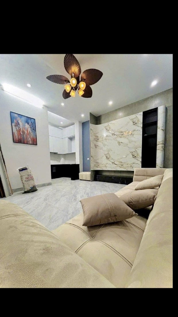 PHỐ ĐẠI LA – LÕI HAI BÀ TRƯNG
3 MẶT THOÁNG – NHỈNH 7 TỶ
MẶT TIỀN RỘNG 6M – Ở NGAY HOẶC CHO THUÊ ĐỀU ĐẸP