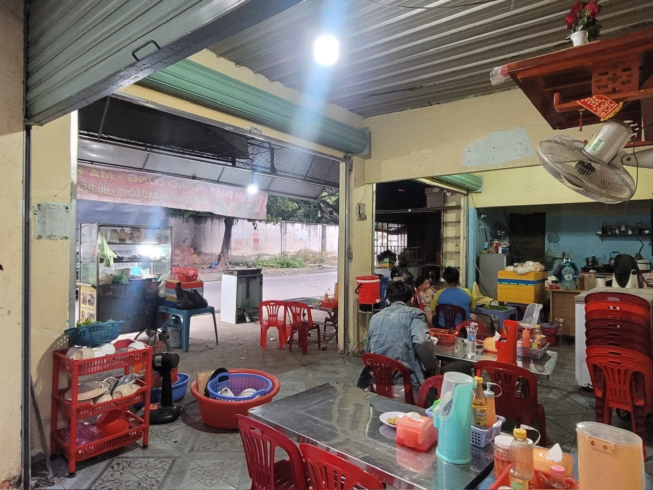 NGỘP BANK Giảm 4Tỷ Bán nhà KINH DOANH, LÔ GÓC, ngang gần 12M.