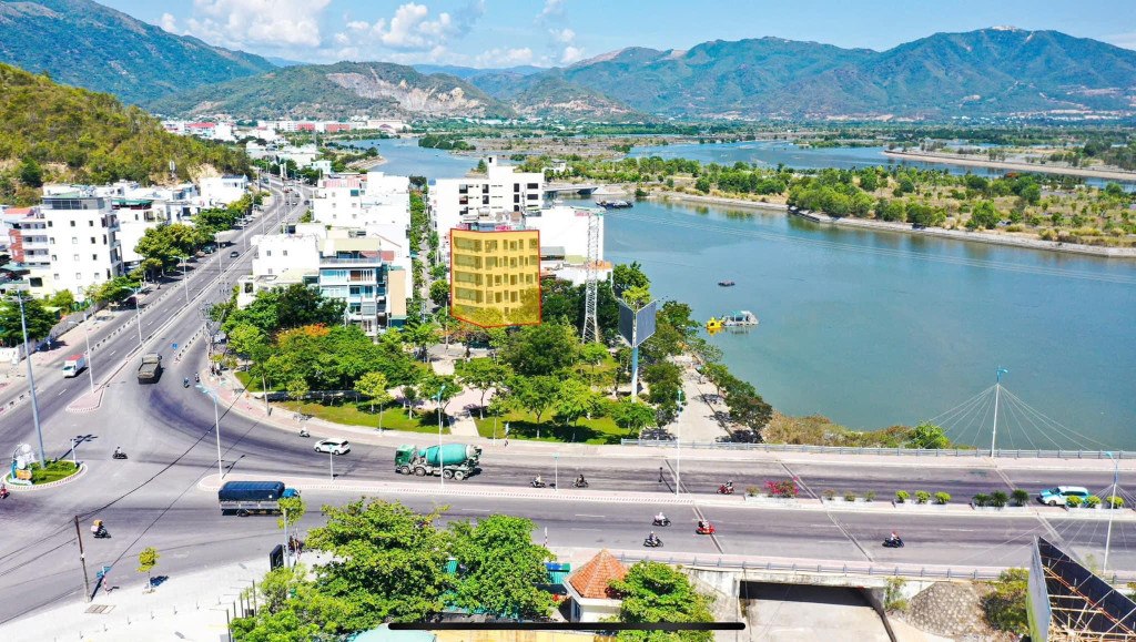 Khách sạn 6 tầng - 21 phòng Nha Trang