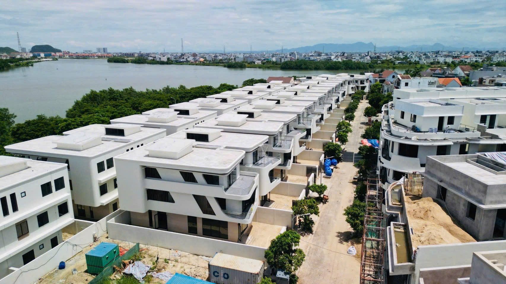 Kẹt tiền cần bán gấp biệt thự khu ELYSIA COMPLEX ven Sông Hàn, P.Hòa Cường, Q.Hải Châu, TP Đà Nẵng, DT 300M2 giá chỉ 23 tỷ
