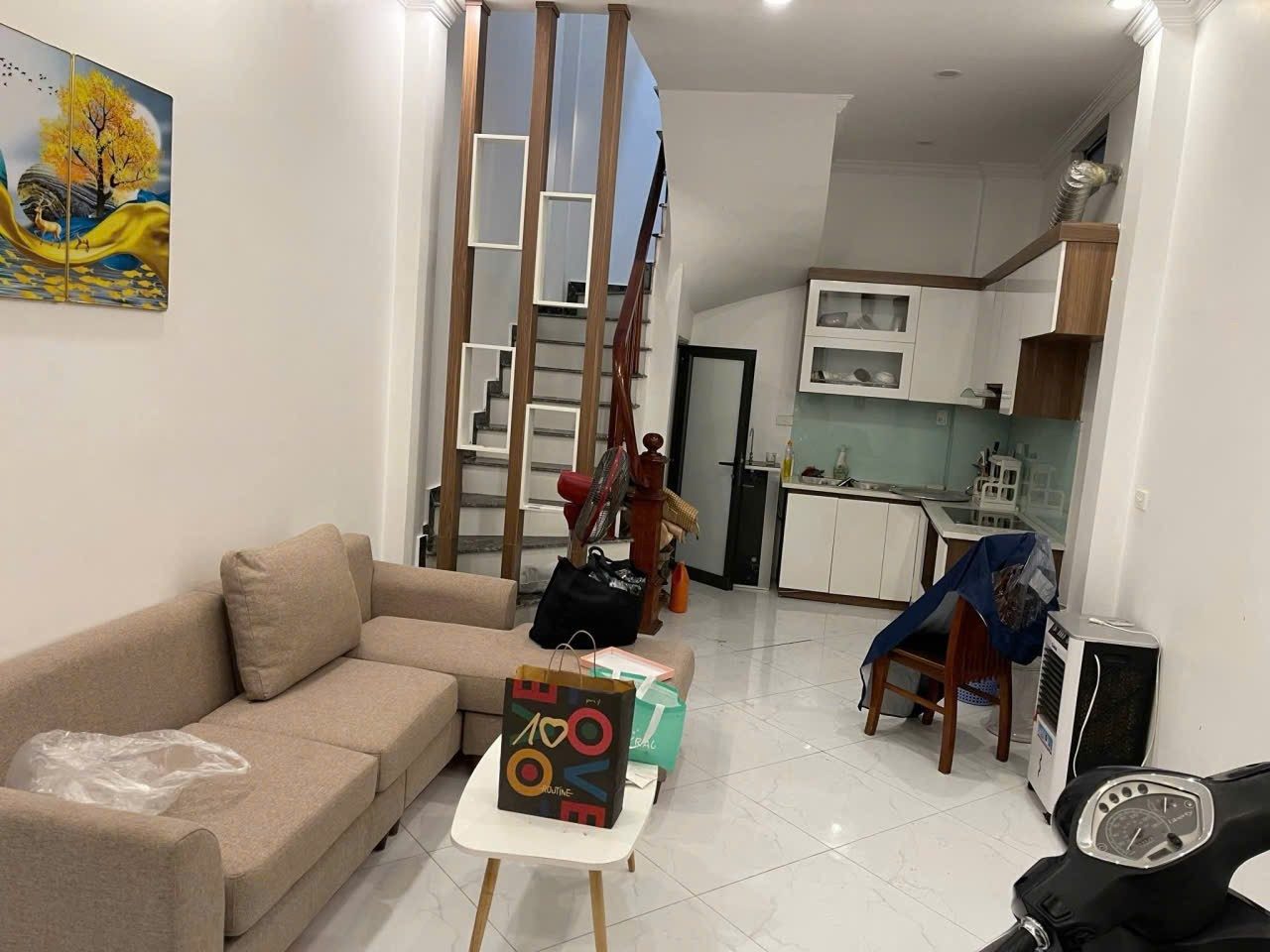 Cho Thuê Nhà Đường Đại Từ - Hoàng Mai 35M² 5 Tầng 3 Ngủ - Nội Thất CB - 30M Ra Ô Tô - Giá Thuê 12tr