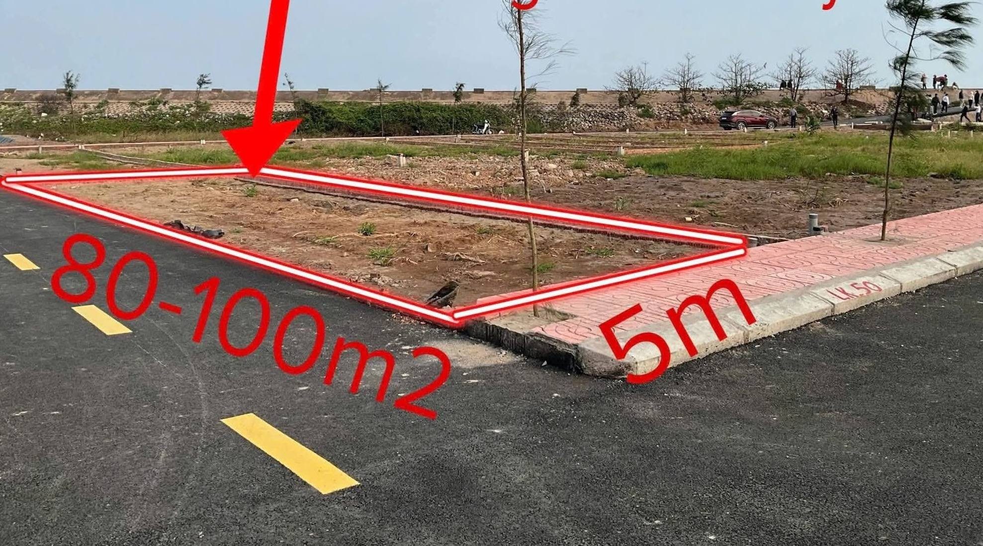 Em có quỹ ĐẤT NỀN MẶT BIỂN rất đẹp NINH CƠ và HẢI XUÂN nhé Anh chị 
Tài chính nhỏ ( TRÊN 1 TÝ) - diện tích lớn - đất thổ cư.
Sẵn sổ đỏ - pháp lý rõ ràng. 
Tiềm năng tăng giá không giới hạn.
Anh chị quan tâm Liên hệ 0981691509 em tư vấn sâu hơn nhé.