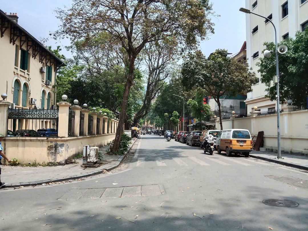 Bán Nhà  2 Tầng, phố Cổ Đặng Thái Thân, Hoàn Kiếm , diện tích 35m, mặt tiền gân 4 m, tài chính 8,7 tỷ.