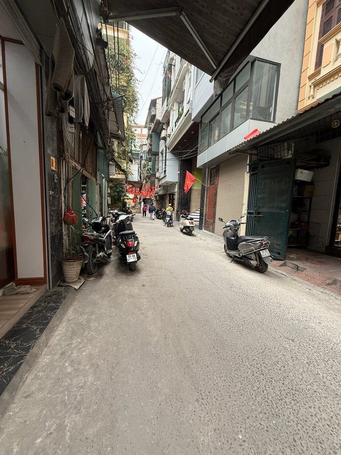 - Đặng Tiến Đông - Đ. Đa. 20m ra phố ô tô đỗ cửa. Nhà dân xây 50m 4 tầng MT 3,7m
