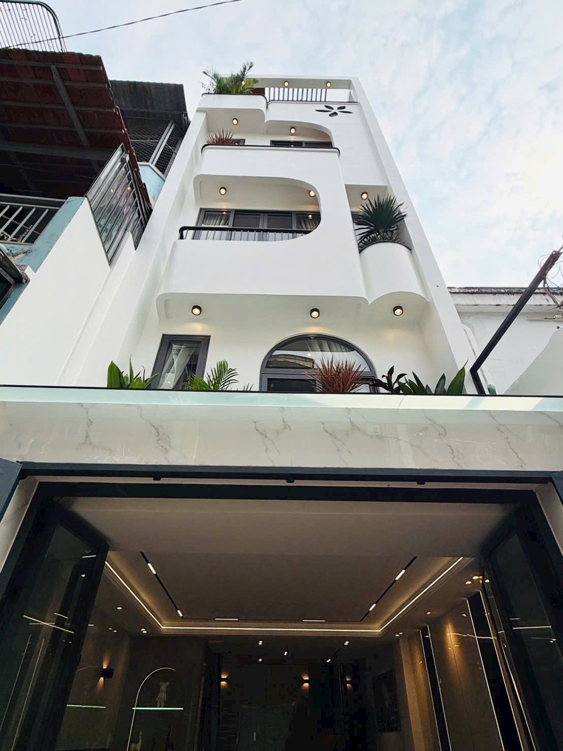 Căn nhà cần bán gấp. Đào Duy Từ, phường 3, quận 10. Diện tích 85m2. Giá 3 tỷ 750. Hợp đồng thuê còn 3 tháng. Hẻm xe hơi 6m. Sổ hồng riêng chính chủ