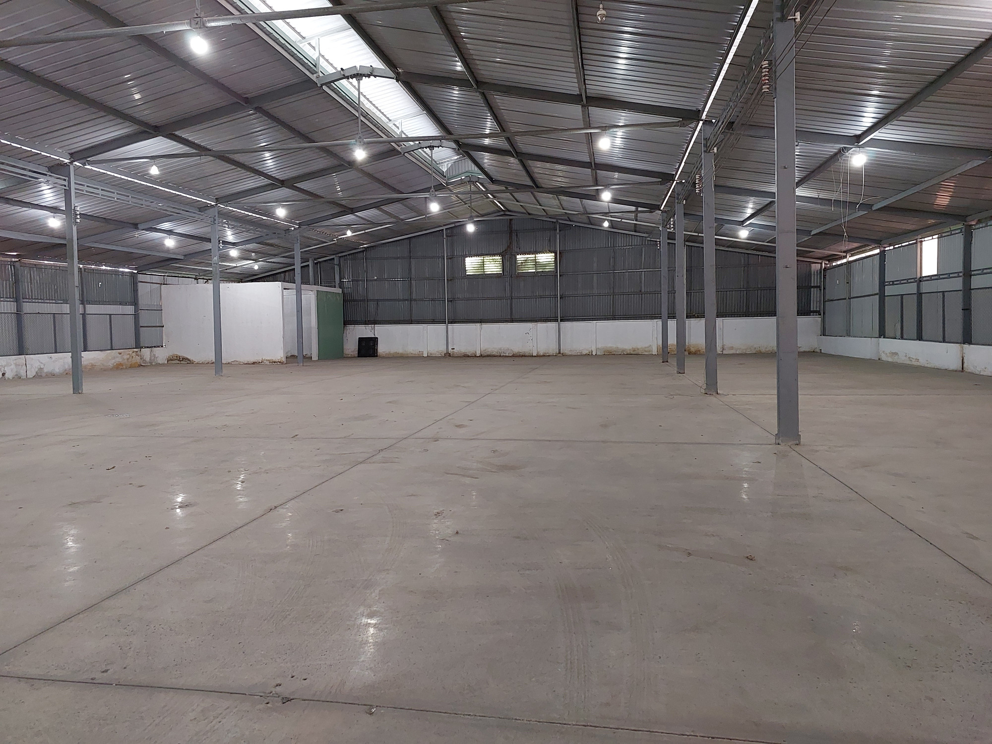 Cho thuê kho xưởng Quận 7 DT 900m² có văn phòng, xe nâng, bốc xếp tại kho.