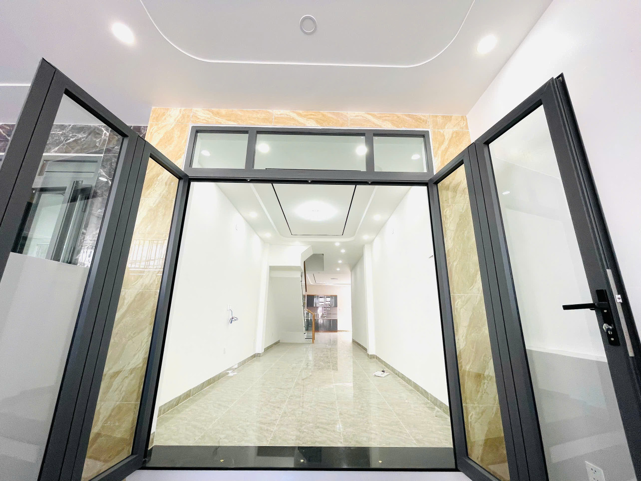 BÁN NHÀ 3 TẦNG HẺM Ô TÔ GẦN CHỢ VĨNH HẢI
- DT: 107,5m2 . DTSD: 201m2
- 
- Giá bán : 5 tỷ 100 triệu thương lượng