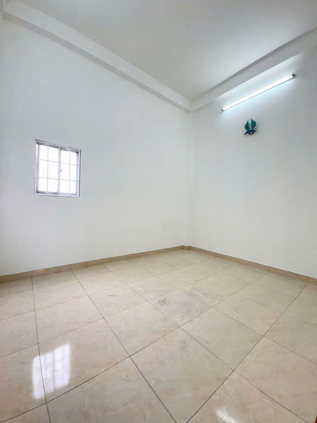 Nhà 3 tầng, mặt tiền 4.5m, cực kỳ thuận lợi cho việc kinh doanh hoặc cho thuê. Pháp lý đầy đủ, sổ đỏ sẵn sàng.