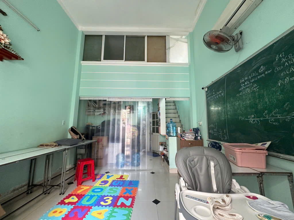 SÁT MẶ TIỀN 
TRUNG TÂM Q4 
NGANG 4 DÀI 11 
100 TRIÊU M2