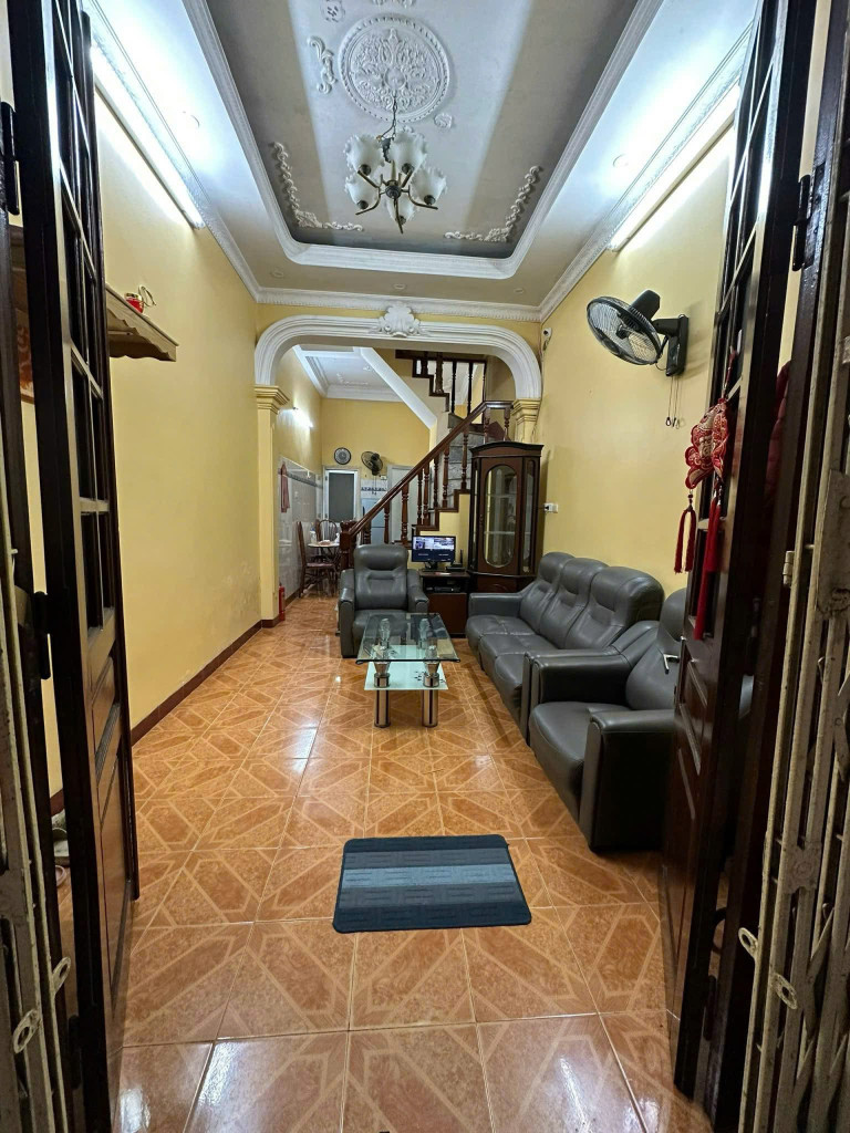 Cho thuê nhà nguyên căn ở ngõ 318 La Thành, 35m, 4 tầng 5pn, 3 wc, Giá 12 triệu