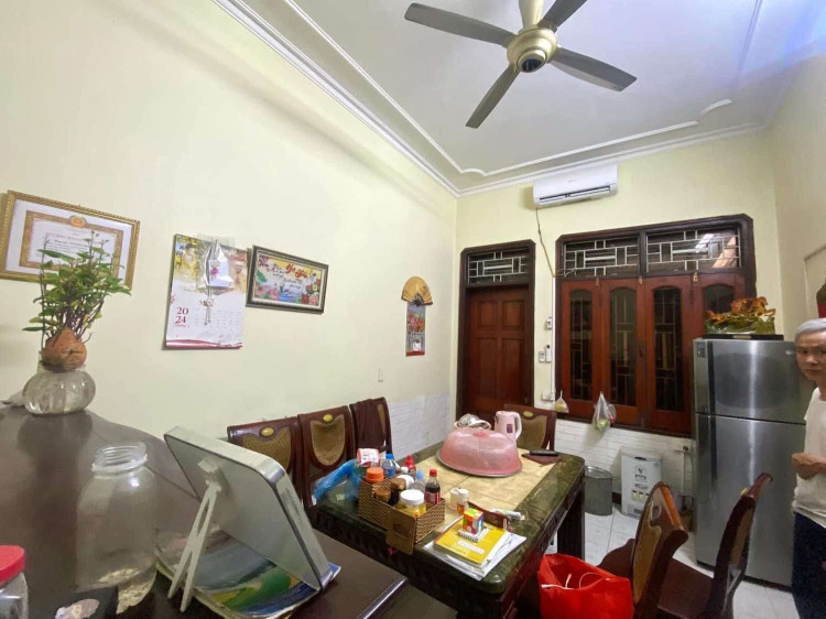 Bán nhà mặt phố Đê La Thành (BĐ) 65/80m, 4 tầng, mt 3.4m, giá 19.5 Tỷ