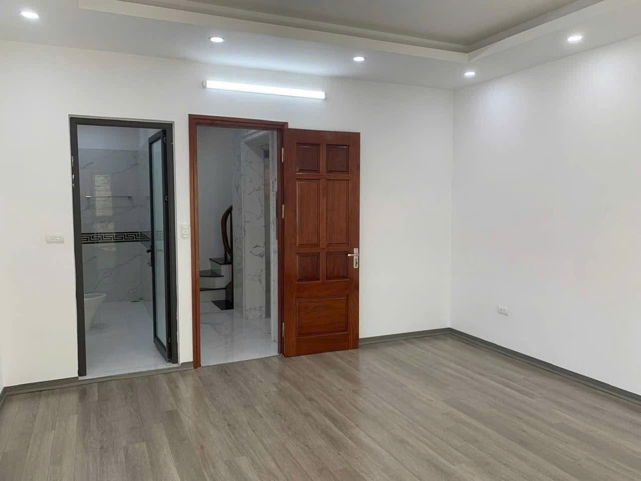 Bán nhà Đê La Thành (Đống Đa) 39m, 5 tầng, mt 4m, giá 10 tỷ