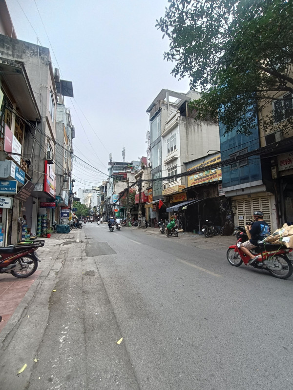 Bán nhà Mặt phố Đê La Thành (Đống Đa) 43m, 3 tầng, mt 3.5m, giá 14 tỷ