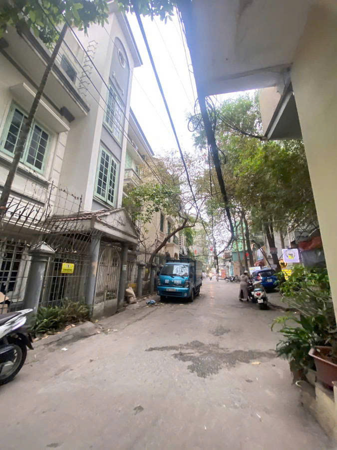 BÁN NHÀ ĐÊ LA THÀNH. ĐÔNG ĐA. 95M2 3 MT 6M GIÁ 26 TỶ-  Ô TÔ 7 CHỖ VÀO NHÀ - GẦN PHỐ - PHÙ HỢP XÂY TOÀ VP XÂY CCMN