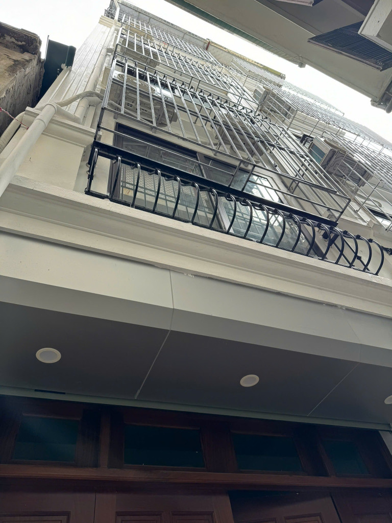 Cho thuê nhà ngõ 310 La Thành 6 tầng x 40m2, thang máy KDon, VP, Spa