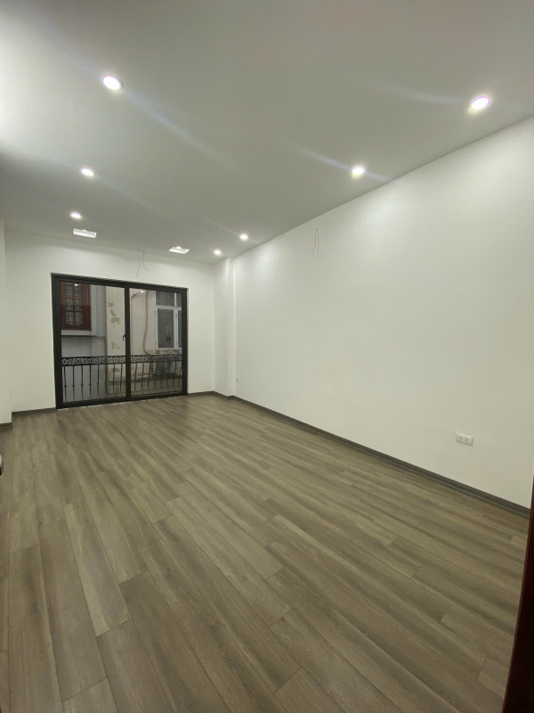 Bán nhà đường Đê La Thành, Đống Đa, 5 tầng thang máy, ngõ thông, gần ô tô tránh